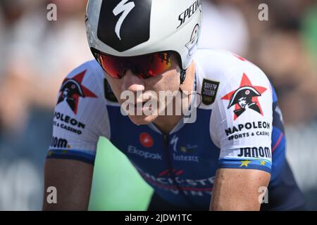 Gavere, Belgique, 23 juin 2022. Remco Evenepoel belge de Quick-Step Alpha Vinyl franchit la ligne d'arrivée de la course d'épreuve individuelle à temps de l'élite masculine de 35km aux championnats belges, à Gavere, jeudi 23 juin 2022. BELGA PHOTO DAVID STOCKMAN Banque D'Images