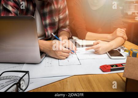 Groupe de deux collègues travaillant avec le plan directeur au bureau. Concept de travail en équipe. Banque D'Images