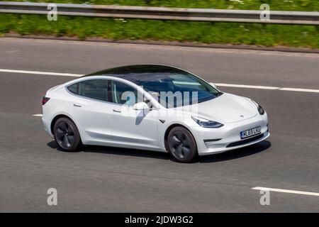 2019 blanc TESLA modèle 3 long Range AWD Electricité automatique à 1 vitesses ; déplacement sur l'autoroute M61, Manchester, Royaume-Uni Banque D'Images