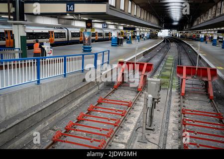 Des plates-formes et des tampons désertés à la gare d'Euston le deuxième jour de la grève ferroviaire du Royaume-Uni, lorsque les travailleurs des chemins de fer et du métro de Londres avec le syndicat RMT ont pris des mesures industrielles, la grève ferroviaire la plus perturbatrice en Angleterre, en Écosse et au pays de Galles depuis trente ans, le 23rd juin 2022, à Londres, en Angleterre. Banque D'Images