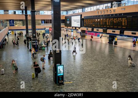 Les passagers espérant faire un voyage en train à travers Euston attendent un service sur le principal hall de la gare le deuxième jour de la grève ferroviaire du Royaume-Uni, lorsque les travailleurs du chemin de fer et du métro de Londres avec le syndicat RMT ont pris des mesures industrielles, la grève ferroviaire la plus perturbatrice en Angleterre, L'Écosse et le pays de Galles pendant trente ans, le 23rd juin 2022, à Londres, en Angleterre. Banque D'Images