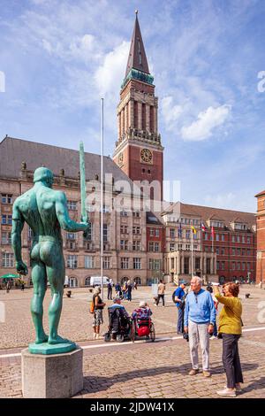 La statue du porteur d'épée (Schwertträger) sur la place Kieler Rathausplatz avec l'Hôtel de ville (Landeshauptstadt) à Kiel, Schleswig-Holstein Banque D'Images