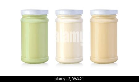 Boîte en verre avec lait, dessert, yaourt, crème, crème sure ou sauce isolée sur blanc. Modèle maquette, chemin d'écrêtage Banque D'Images