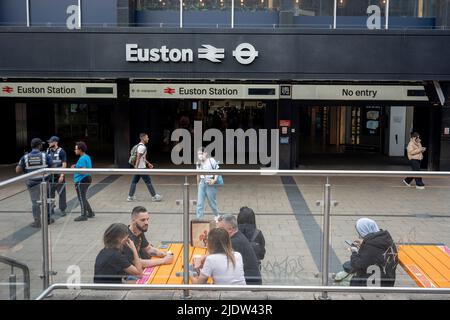 Les passagers espérant faire un voyage en train à travers Euston attendent un service le deuxième jour de la grève ferroviaire britannique, lorsque les travailleurs du secteur ferroviaire et souterrain de Londres avec le syndicat RMT ont pris des mesures industrielles, la grève ferroviaire la plus perturbatrice en Angleterre, en Écosse et au pays de Galles depuis trente ans, Le 23rd juin 2022, à Londres, en Angleterre. Banque D'Images