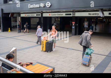 Les passagers espérant faire un voyage en train à travers Euston attendent un service le deuxième jour de la grève ferroviaire britannique, lorsque les travailleurs du secteur ferroviaire et souterrain de Londres avec le syndicat RMT ont pris des mesures industrielles, la grève ferroviaire la plus perturbatrice en Angleterre, en Écosse et au pays de Galles depuis trente ans, Le 23rd juin 2022, à Londres, en Angleterre. Banque D'Images