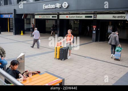 Les passagers espérant faire un voyage en train à travers Euston attendent un service le deuxième jour de la grève ferroviaire britannique, lorsque les travailleurs du secteur ferroviaire et souterrain de Londres avec le syndicat RMT ont pris des mesures industrielles, la grève ferroviaire la plus perturbatrice en Angleterre, en Écosse et au pays de Galles depuis trente ans, Le 23rd juin 2022, à Londres, en Angleterre. Banque D'Images