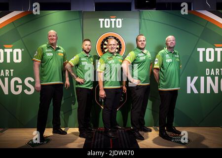 RIJSWIJK - Vincent van der Voort, Danny Noppert, Michael van Gerwen, Dirk van Duijvenbode et Raymond van Barneveld lors de la présentation par équipe des rois TOTO Dart. Les darters participent en équipe au tournoi de fléchettes des maîtres hollandais. ANP RAMON VAN FLYMEN Banque D'Images