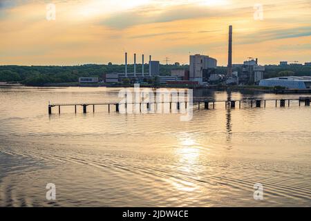 Industrie moderne sur les rives du fjord de Kiel à l'aube, Kiel, Schleswig-Holstein, Allemagne Banque D'Images