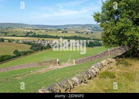 Belle campagne du Yorkshire autour d'Hepworth et de Holmfirth lors d'une belle journée d'été. Zone utilisée dans le tournage de la série télévisée « Last of the Summer Wine » Banque D'Images