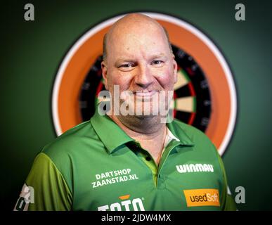 RIJSWIJK - Vincent van der Voort lors de la présentation par équipe des rois TOTO Dart. Les joueurs de fléchettes Raymond van Barneveld, Michael van Gerwen, Dirk van Duijvenbode, Danny Noppert et Vincent van der Voort participent en équipe au tournoi de fléchettes Dutch Masters. ANP RAMON VAN FLYMEN Banque D'Images