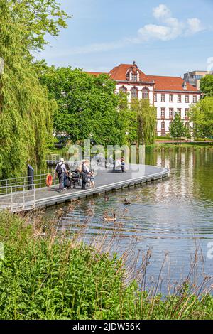 Nourrir les canards au lac Kleiner Kiel à Kiel, Schleswig-Holstein, Allemagne Banque D'Images