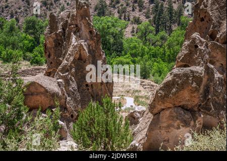 Vue du monument national de Bandelier sur les ruines de Tyuonyi Pueblo d'en haut sur la piste de Pueblo Loop, Nouveau-Mexique, États-Unis. Banque D'Images