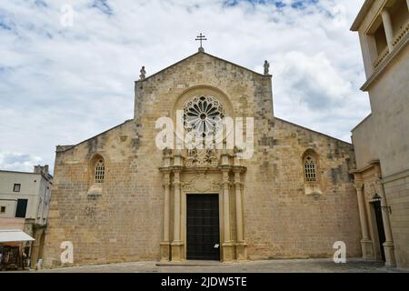 La façade de la cathédrale dans le centre historique d'Otranto, ville médiévale de Puglia, Italie. Banque D'Images