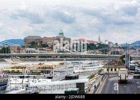 Budapest, Hongrie, 4 juillet: Vue sur le Palais Royal - Château de Buda, Pont Erzsebet et embarcadère de ferry sur le Danube à Budapest, 4 juillet 2018. Banque D'Images