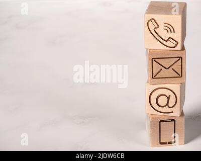 Blocs en bois avec téléphone symbole, e-mail, adresse et téléphone mobile Banque D'Images