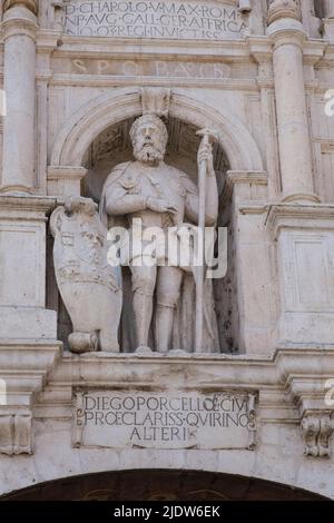 Espagne, Burgos. Sculptures au-dessus de la porte, l'Arco de Santa María, menant à la place de la cathédrale. Banque D'Images