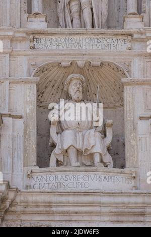 Espagne, Burgos. Sculptures au-dessus de la porte, l'Arco de Santa María, menant à la place de la cathédrale. Banque D'Images