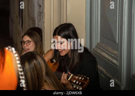 Rieti, Italie. 21st juin 2022. La nuit précédant les examens, des élèves du secondaire de cinquième année se sont réunis sous leurs écoles pour chanter la chanson historique d'Antonello Venditti, 'Notte Prima degli ESAMI'. Les examens commenceront demain matin, après un hiatus de deux ans pour Covid19 qui a vu les étudiants de cinquième année revenir à un examen normal, après seulement l'examen oral des années précédentes. À Rieti, Italie, le 21 juin 2022. (Photo de Riccardo Fabi/Pacific Press) crédit: Pacific Press Media production Corp./Alay Live News Banque D'Images