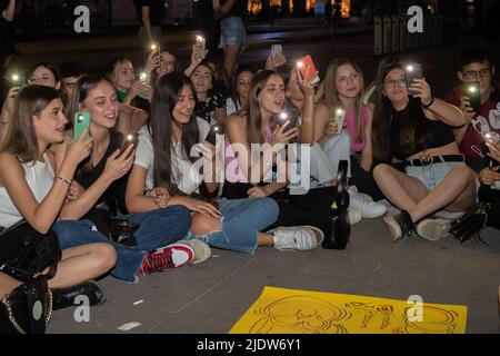 Rieti, Italie. 21st juin 2022. La nuit précédant les examens, des élèves du secondaire de cinquième année se sont réunis sous leurs écoles pour chanter la chanson historique d'Antonello Venditti, 'Notte Prima degli ESAMI'. Les examens commenceront demain matin, après un hiatus de deux ans pour Covid19 qui a vu les étudiants de cinquième année revenir à un examen normal, après seulement l'examen oral des années précédentes. À Rieti, Italie, le 21 juin 2022. (Photo de Riccardo Fabi/Pacific Press) crédit: Pacific Press Media production Corp./Alay Live News Banque D'Images