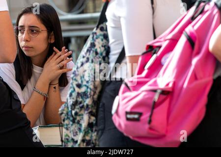 Rieti, Italie. 22nd juin 2022. Les examens de maturité commencent pour les élèves dans leur dernière année d'école secondaire. Le test italien ouvre les 2022 examens, qui sont retournés à la normale avec des tests écrits après deux ans en raison de l'urgence sanitaire de covid19. Parmi les pistes se trouve également le thème de l'hyperconnexion. À Rieti, Italie, le 22 juin 2022. (Photo de Riccardo Fabi/Pacific Press) crédit: Pacific Press Media production Corp./Alay Live News Banque D'Images