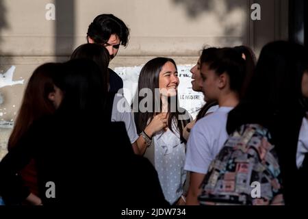 Rieti, Italie. 22nd juin 2022. Les examens de maturité commencent pour les élèves dans leur dernière année d'école secondaire. Le test italien ouvre les 2022 examens, qui sont retournés à la normale avec des tests écrits après deux ans en raison de l'urgence sanitaire de covid19. Parmi les pistes se trouve également le thème de l'hyperconnexion. À Rieti, Italie, le 22 juin 2022. (Photo de Riccardo Fabi/Pacific Press) crédit: Pacific Press Media production Corp./Alay Live News Banque D'Images