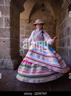 AREQUIPA, PÉROU - VERS SEPTEMBRE 2019 : jeune femme péruvienne dansant le Wititi en costumes traditionnels. Banque D'Images