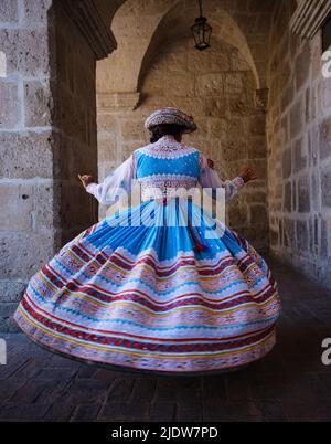 AREQUIPA, PÉROU - VERS SEPTEMBRE 2019 : jeune femme péruvienne dansant le Wititi en costumes traditionnels. Banque D'Images