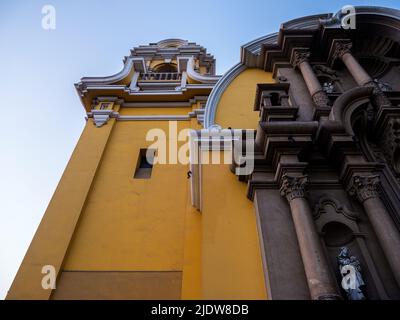 LIMA, PÉROU - VERS SEPTEMBRE 2019 : façade de l'église Santisima Cruz à Barranco, un quartier de Lima, Pérou. Banque D'Images