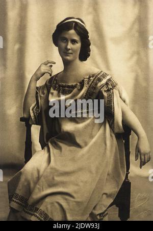 1907 CA., ALLEMAGNE : la danseuse révolutianaire américaine ISADORA DUNCAN ( 1878 - 1927 ) , fondatrice de Free Dance , mariée au poète gay russe Sergei Esenin , Amant du réalisateur de théâtre Gordon Craig - DANSE - DANSE - DANSE - DANSE - ballerina - rivoluzionaria - avanguardia - avangarde - ancienne robe gréco-romaine - vestito all'antica greco-romano - DANSE - DANSE LIBERA - scollatura - decolleté - encolure - ouverture - BALLETTO - TEATRO --- Archivio GBB Banque D'Images