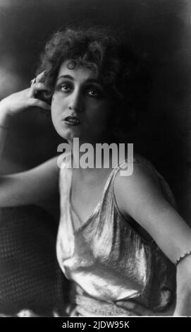 Années 1920, ITALIE : la chanteuse italienne, danseuse et actrice ANNA FOUGEZ ( 1894 - 1966 ). - ATTRICE - CANTANTE - café Chantant - Tabarin - TEATRO di RIVISTA - THÉÂTRE - BELLE EPOQUE - Cabaret - ANNI VENTI - - spalla - spalle - épaule - épaules - ascella - ascelle - aisselle - raso - satin - robe dorée lamé - divina --- Archivio GBB Banque D'Images