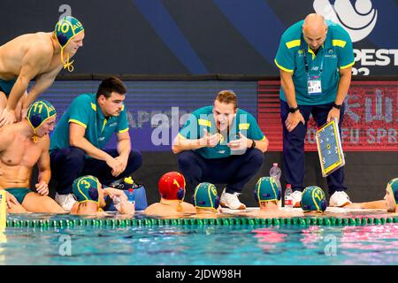 SZEGED, HONGRIE - JUIN 23: Vedran Cirkovic, entraîneur en chef Tim Hamill d'Australie, Andrew Yanitsas pendant le temps-out pendant le match des Championnats du monde de la FINA Budapest 2022 entre la Serbie et l'Australie sur 23 juin 2022 à Szeged, Hongrie (photo par Albert Ten Hove/Orange Pictures) Banque D'Images