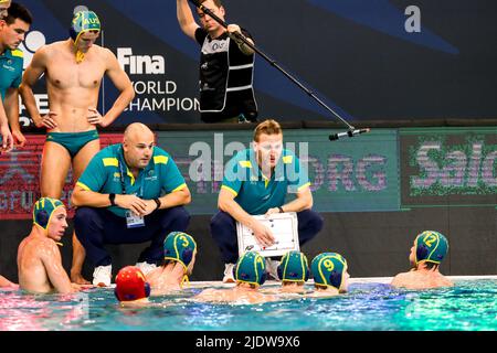 SZEGED, HONGRIE - JUIN 23 : Andrew Yanitsas, entraîneur en chef Tim Hamill d'Australie, Tim Hamill, Chaz Pot d'Australie, George Ford d'Australie, Luke Pavillard d'Australie pendant le match des Championnats du monde de la FINA de Budapest 2022 entre la Serbie et l'Australie sur 23 juin 2022 à Szeged, Hongrie (photo d'Albert Ten Hove/Orange Pictures) Banque D'Images