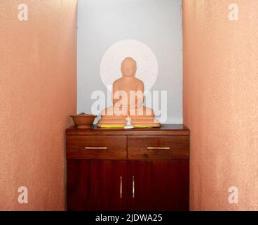 Une statue bouddhiste dans un centre de thérapie ayurvédique. Pratique remarquablement simple et forme de guérison, l'Ayurveda favorise une harmonie parfaite entre l'esprit et le corps. La médecine indigène du Sri Lanka a des origines similaires, liées aux 30 000 ans des habitants indigènes de la terre connue sous le nom d'homme Balangoda (manavaya). Avec son histoire ancienne, la médecine traditionnelle ayurveda telle qu'elle est pratiquée aujourd'hui dans le pays, est basée sur un patrimoine indigène préservé sur 3000 ans. Sri Lanka. Banque D'Images