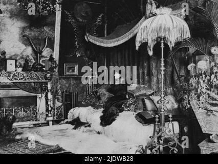 1900 environ , FRANCE : La célèbre actrice française SARAH BERNHARDT ( 1844 - 1923 ) à la maison - ATTRICE - TEATRO DRAMMATICO - THÉÂTRE - BELLE EPOQUE - camera da letto - chambre - cattivo gusto - kitch - DIVINA - tapis de fourrure - pelliccia - tappeto - tappon --- Archivio GBB Banque D'Images