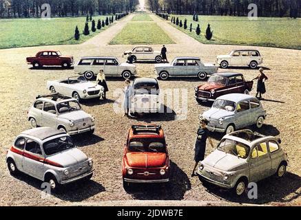 1958 , ITALIE : les voitures FIAT nouveaux modèles , 500 Sport , 600 Trasformabile , Cabriolet 1200 à 2 places , 1100 Luxe , 600 Multila , 1800 Berlina , 1100 Famigliare , 1200 Gran Vista , 600 Berlina , 500 deconverable et 500 tettuccio apribile - AUTOMOBILI - PUBLICITÉ - aggàà - disegnatore - autoveicoli - industria automilistica - AGNELLI - automobile ---- Archivio GBB Banque D'Images