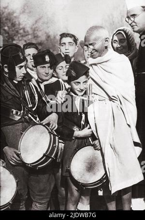 1931 , Rome , Italie : le politicien indien Mohandas Karamcand Mahatma GANDHI ( 1869 - 1948 ) Au cours de son voyage italien, il visite une section de l'Opéra Nazionale Balilla - POLICO - POLITICA - POLITICS - INDIA - occhiali - lunettes - sourire - sorriso - FASCISMO - FASCISME - FASCISTE - FASCISTA - ANNI TRENTA - vio's - '30 --- ArchiGBB Banque D'Images