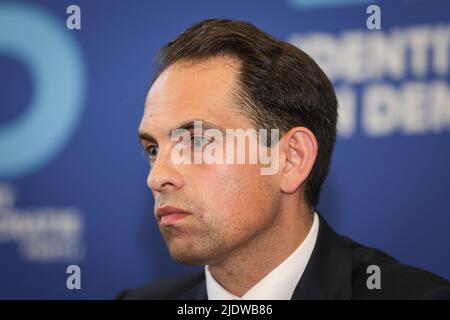 Tom Van Grieken, président de Vlaams Belang, photographié lors d'une réunion intitulée ont Europa organisée par Identiteit en Democratie (ID), le parti européen qui comprend Vlaams Belang, rassemblement national français..., à Anvers, le jour du début d'un sommet européen, le jeudi 23 juin 2022. BELGA PHOTO JAMES ARTHUR GEKIERE Banque D'Images