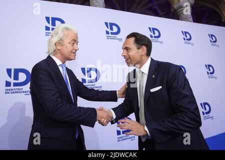 Le néerlandais PVV Geert Wilders et le président de Vlaams Belang Tom Van Grieken photographiés lors d'une réunion appelée ont Europa organisée par Identiteit en Democratie (ID), le parti européen qui comprend le belge Vlaams Belang, le rassemblement national français..., à Anvers, le jour du début d'un sommet européen, Jeudi 23 juin 2022. BELGA PHOTO JAMES ARTHUR GEKIERE Banque D'Images