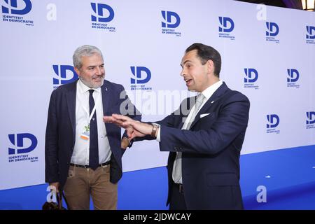 Marco Campomenosi et le président de Vlaams Belang Tom Van Grieken photographiés lors d'une réunion intitulée ont Europa organisée par Identiteit en Democratie (ID), le parti européen qui comprend Vlaams Belang, rassemblement national français..., à Anvers, le jour du début d'un sommet européen, le jeudi 23 juin 2022. BELGA PHOTO JAMES ARTHUR GEKIERE Banque D'Images