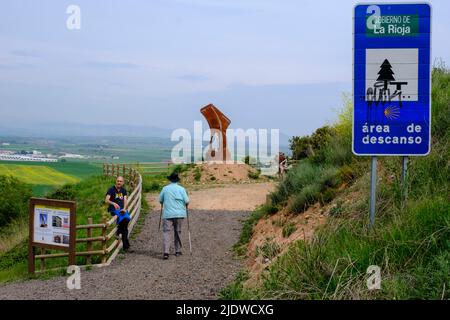 Espagne, district de la Rioja. Un arrêt de repos avec le Monument des pèlerins sur le Camino de Santiago à l'approche de Saint-Domingue de la Calzada. Banque D'Images