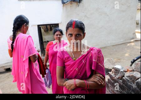 INDE, Uttar Pradesh, Bundelkhand, mouvement des femmes Gulabi Gang, fondé par Sampat Pal Devi, portant le rose symbolique sari et lutte pour les droits des femmes et contre la violence des hommes, corruption et arbitraire de la police, rassemblement de protestation à Mahoba / INDIEN Uttar Pradesh, Bundelkhand, Frauen unterer Kasten und kastenlose Frauen organizieren sich in der Frauenbewegung Gulabi Gang von Sampat Pal Devi , sie fordern gleiche Rechte und kaempfen notfalls Gewalt mit Bambussoecken gegen gewalttaetige Maenner und korrupte Beamrupte Banque D'Images