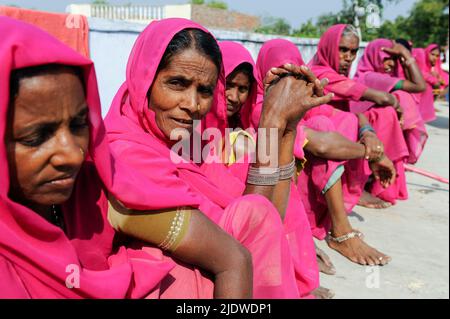 INDE, Uttar Pradesh, Bundelkhand, mouvement des femmes Gulabi Gang, fondé par Sampat Pal Devi, portant le rose symbolique sari et lutte pour les droits des femmes et contre la violence des hommes, corruption et arbitraire de la police, rassemblement de protestation à Mahoba / INDIEN Uttar Pradesh, Bundelkhand, Frauen unterer Kasten und kastenlose Frauen organizieren sich in der Frauenbewegung Gulabi Gang von Sampat Pal Devi , sie fordern gleiche Rechte und kaempfen notfalls Gewalt mit Bambussoecken gegen gewalttaetige Maenner und korrupte Beamrupte Banque D'Images