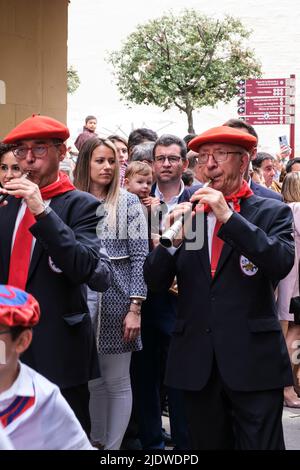 Espagne, Saint-Domingue de la Calzada. Musiciens jouant de la mélodie traditionnelle sur les flûtes en procession en l'honneur de Saint Dominique sur 12 mai, l'anniversaire Banque D'Images