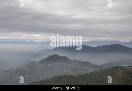 Belles couches de montagnes couvertes de brouillard par temps nuageux après la pluie Banque D'Images