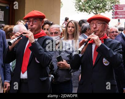 Espagne, Saint-Domingue de la Calzada. Musiciens jouant de la mélodie traditionnelle sur les flûtes en procession en l'honneur de Saint Dominique sur 12 mai, l'anniversaire Banque D'Images