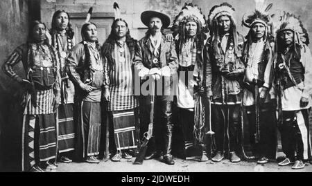1890 CA., Etats-Unis : Colonel William Frederick CODY , connu sous le nom DE BUFFALO BILL ( 1846 -1917 ) au moment de LA TOURNÉE DU SPECTACLE SAUVAGE DE L'OUEST . Les Sioux Warriors, à droite, avaient déjà combattu pour la cavalerie des États-Unis. L'ours SIOUX Chef ROCKY est le troisième de droite sur la photo. - Epopea del Selvaggio OUEST - cowboy - PONEY EXPRESS - vache-garçon - cappello - chapeau - Circo Barnum - bachigi - barba - barbe - moustache - Foulard - bandanna - stivali - bottes - naissent des Américains - pellerossa - pellirossa - chapeau de plumes - copricapo di piume - Indiani d'Amérique --- Archivio GBB Banque D'Images