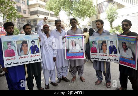 Peshawar, Afghanistan, 23 juin 2022. Des membres de Sindh Sabha tiennent jeudi une manifestation de protestation pour le rétablissement des personnes disparues au club de presse d'Hyderabad, à 23 juin 2022. Banque D'Images