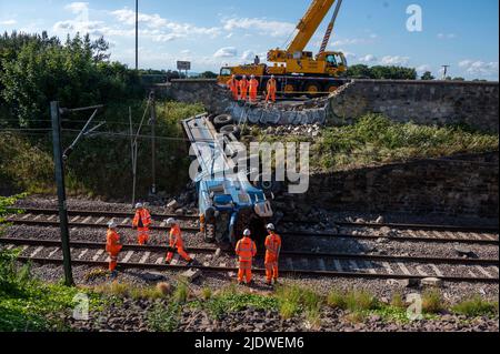 Édimbourg, Écosse, Royaume-Uni jeudi 23 juin 2022 : la ligne de train principale de la côte est a été bloquée après qu'un camion s'est écrasé à travers un mur à la périphérie d'Édimbourg . Une grue a été introduite pour la retirer Banque D'Images