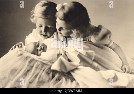 1940 , mars , Naples , Italie : les fils de la princesse belge Marie José de BELGIQUE ( 1906 - 2001 ) , future dernière reine d'Italie , marié en 1930 avec le prince italien de Piemonte UMBERTO II di SAVOIA ( 1904 - 1983 ) . Sur cette photo, les 3 premiers fils : MARIA Pia ( Naples , 24 septembre 1934 , mariée au prince Alexandre de Yougoslavie en 1955 , divorcée en 1967 ), VITTORIO EMANUELE principe di Napoli ( Naples , 12 février 1937 ) et MARIA GABRIELLA ( Naples 24 février 1940 , mariée à Robert Zellinger en 1969 ). Portrait de Petri , Milano - Maison du BRABANT - BRABANTE - Banque D'Images