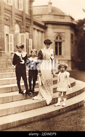 1911 CA, Château de Stuyvenberg , Bruxelles , BELGIQUE : la princesse belge Marie José de BELGIQUE ( 1906 - 2001 ) , future dernière reine d'Italie , mariée en 1930 avec le prince italien de Piemonte UMBERTO II di SAVOIA ( 1904 - 1983 ). Dans cette photo avec sa mère la REINE ELISABETH de Belgique ( Duchesse de BAVIÈRE , 1876 - 1956 ), mariée au roi Albert I de Beligians ( 1875 - 1934 ) , et ses deux frères : Le futur roi LÉOPOLD III ( 1901 - 1983 ) et le comte de Prince CHARLES de Flandre ( 1903 - 1983 ). Leopold était le père du roi de Belges Baudoin ( 1930 - 1993 ). - Maison Banque D'Images